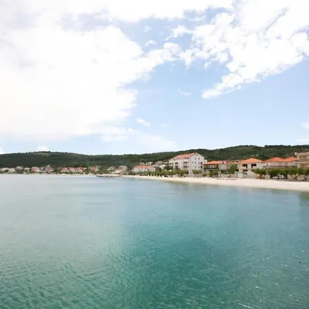 Spacious Beachfront - Four Bedroom With Sea View Apartment *
