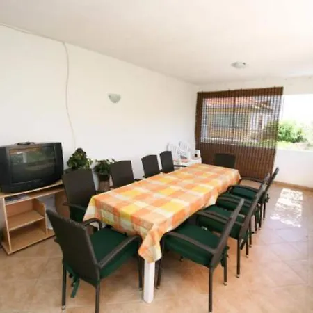 Apartment Spacious Beachfront - Four Bedroom With Sea View