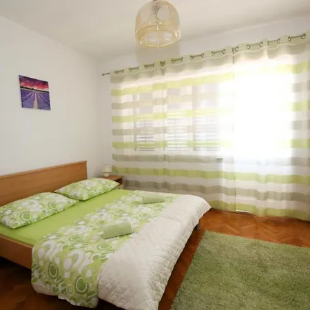 Apartment Spacious Beachfront - Four Bedroom With Sea View