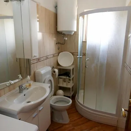 Apartment Spacious Beachfront - Four Bedroom With Sea View *