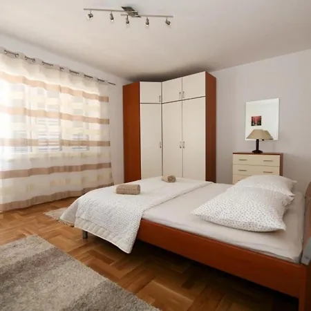 Spacious Beachfront - Four Bedroom With Sea View Ciovo