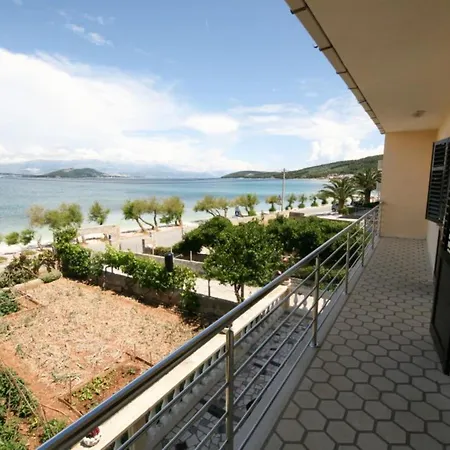 Spacious Beachfront - Four Bedroom With Sea View *
